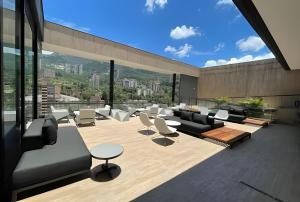 El PobladoにあるEnergy 1603 - Modern Design & Prime Location/ ACのリビングルーム(ソファ、椅子付)