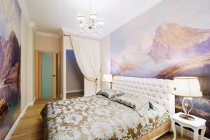 ein Schlafzimmer mit einem großen Wandgemälde in der Unterkunft Vokzal Leningradskaya street 3 in Minsk