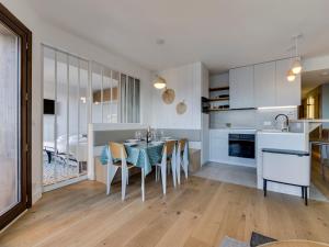 Kuchyňa alebo kuchynka v ubytovaní Appartement moderne à 100m du centre, 2 balcons, parking, wifi, idéal pour familles - FR-1-690-20