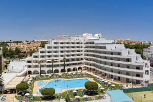a large white building with a large swimming pool at Hotel Apartamento Brisa Sol in Albufeira