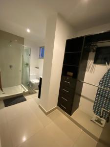 Ένα μπάνιο στο Apartment with a view of the lagoon and pool