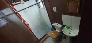 Un baño con ducha, inodoro y lavabo. en Tahoma Chale Rustico côr Café e vermelho Prumirim Paraiso, en Ubatuba 21 fotos más