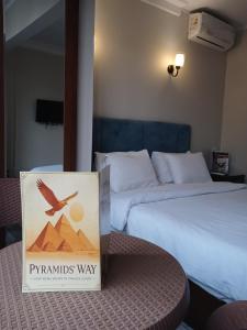 Ένα ή περισσότερα κρεβάτια σε δωμάτιο στο Pyramids Way Inn