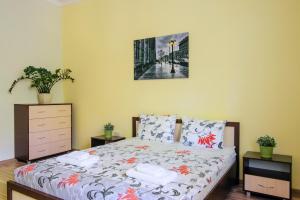 ein Schlafzimmer mit einem Bett und einem Wandgemälde in der Unterkunft Vokzal Leningradskaya street 3 in Minsk