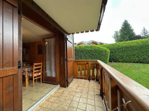 Balkon lub taras w obiekcie Appartement cosy à Morillon, proche lac Bleu, terrasse sud, 4 pers, piste ski bus, sans internet - FR-1-642-69