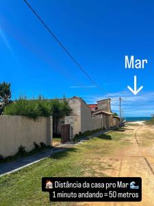 a view of a road with the words mar and the words dominica discos at Casa Rústica em Morro Branco - na quadra da praia in Morro Branco