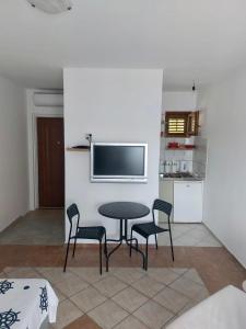 TV a/nebo společenská místnost v ubytování Apartmani Tolić