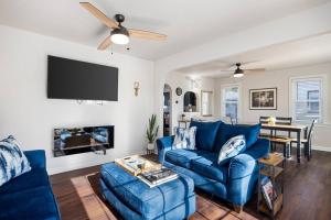 Μια τηλεόραση ή/και κέντρο ψυχαγωγίας στο Blue Haven Cottage - Spacious 2BD in the Heights