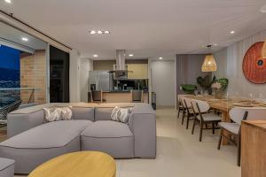 Χώρος καθιστικού στο Finito 1512 - Modern Apt with Views & Balcony