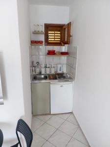 Kuchyň nebo kuchyňský kout v ubytování Apartmani Tolić