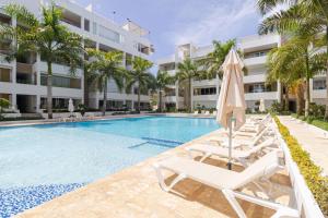 Πισίνα στο ή κοντά στο Bright 2BR Apartment with Pool near Bayahibe Beach