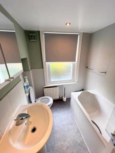 Ένα μπάνιο στο 1-bedroom Flat in Sutton