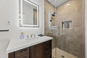Ένα μπάνιο στο 3B2B Home in Downtown Dallas - King & Queen Beds with a Large Yard +24 φωτογραφίες