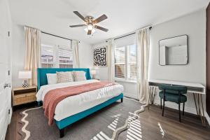 Ένα ή περισσότερα κρεβάτια σε δωμάτιο στο 3B2B Home in Downtown Dallas - King & Queen Beds with a Large Yard