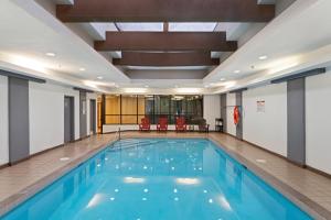 a large swimming pool with a large ceiling at Executive Hotel Vancouver Airport in Richmond