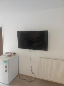 TV a/nebo společenská místnost v ubytování Work and Stay Haus 4 Betten Terasse Küche nähe Geleen,Geilenkirchen,Heinsberg,Alsdorf