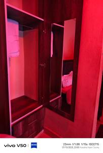 KaratinaCll homes的红色的房间,配有镜子和一张床