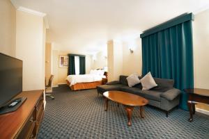 una habitación de hotel con un sofá y una cama en Hotel Stanford, en Nueva York