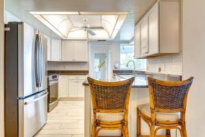 Η κουζίνα ή μικρή κουζίνα στο Riverfront Home with Private Dock on Merritt Island!