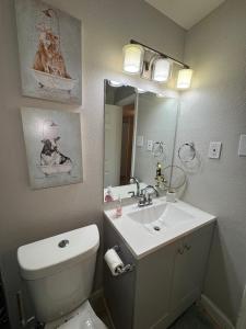 Et badeværelse på 1 DT Dallas l FIFA READY l Staycation 1Bd1Ba