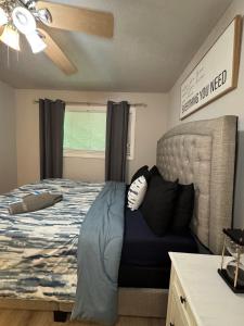 En eller flere senge i et værelse på 1 DT Dallas l FIFA READY l Staycation 1Bd1Ba