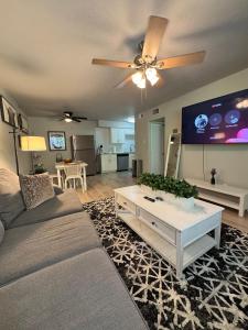 Et tv og/eller underholdning på 1 DT Dallas l FIFA READY l Staycation 1Bd1Ba