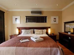 a bedroom with a large bed with two towels on it at Vista house in Monte Vista