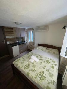 Ένα ή περισσότερα κρεβάτια σε δωμάτιο στο sar 5