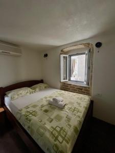 Ένα ή περισσότερα κρεβάτια σε δωμάτιο στο sar 5