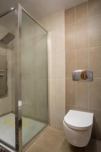 Ένα μπάνιο στο Coastal Mirage Sunset Reverie Luxury Seaview Apartment