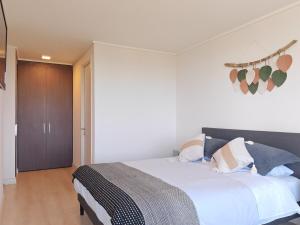 Postel nebo postele na pokoji v ubytování Stunning Lake & Volcano Views