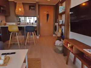 TV a/nebo společenská místnost v ubytování Stunning Lake & Volcano Views