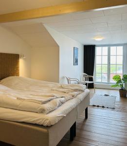 Postel nebo postele na pokoji v ubytování Hotel Klitbakken