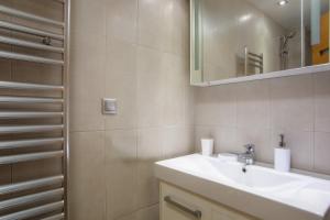 Ένα μπάνιο στο Coastal Mirage Sunset Reverie Luxury Seaview Apartment +32 φωτογραφίες