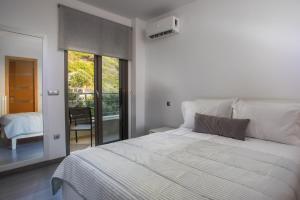 Ένα ή περισσότερα κρεβάτια σε δωμάτιο στο Coastal Mirage Sunset Reverie Luxury Seaview Apartment