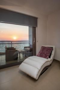 Ένα ή περισσότερα κρεβάτια σε δωμάτιο στο Coastal Mirage Sunset Reverie Luxury Seaview Apartment