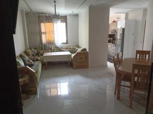 a living room with a couch and a table at Saidia apparemment in Saïdia
