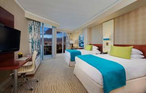 Un televizor și/sau centru de divertisment la Trump International Beach Resort - Sunny Isles Beach