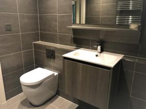 Koupelna v ubytování Lovely Room in Modern Apartment London + 13 fotografií