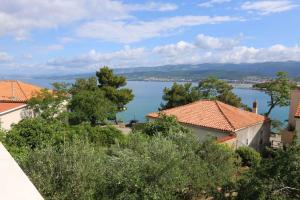 widok na zbiornik wodny z domami i drzewami w obiekcie Apartment in Silo - Insel Krk 13554 w mieście Šilo +4 zdjęcia