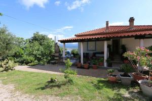 dom z mnóstwem roślin w ogródku w obiekcie Apartment in Silo - Insel Krk 13554 w mieście Šilo