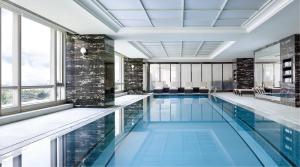 Πισίνα στο ή κοντά στο The Langham, Shenzhen