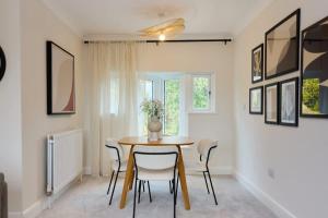 Fotografie z fotogalerie ubytování The Isleworth Place - Stunning 1BDR Flat with Balcony v destinaci Isleworth
