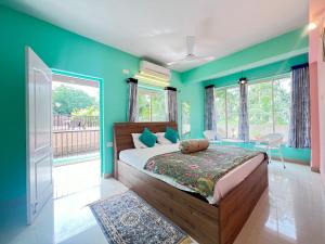 Rúm í herbergi á 2bhk Sparkling Apartment with POOL
