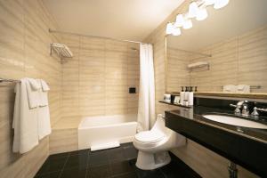 Un baño con lavabo, inodoro y bañera. en Hotel Stanford, en Nueva York 37 fotos más