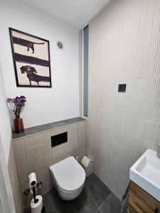 Cozy private room with shower #1 في مدريد: حمام مع مرحاض ومغسلة +22 صورة