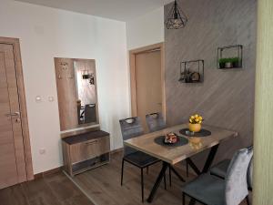 a dining room with a table and chairs at Apartman Jasmin in Bukorovac