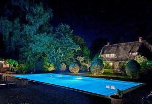 Bazén v ubytování Villa avec piscine privée à Nexon nebo v jeho okolí + 20 fotografií