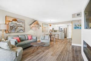 ein Wohnzimmer mit Sofa und Tisch in der Unterkunft Another Day in Paradise Beachfront Bliss Remodeled Luxury Sandestin® Escape in Destin