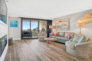 ein Wohnzimmer mit Couch und Stühlen in der Unterkunft Another Day in Paradise Beachfront Bliss Remodeled Luxury Sandestin® Escape in Destin